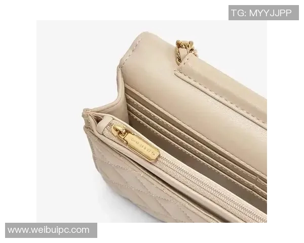 足球明星的时尚选择揭秘:那些独特的包包背后故事与品牌魅力 足球明星的时尚选择揭秘:那些独特的包包背后故事与品牌魅力