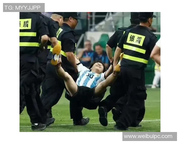 足球明星驾车怒骂路人视频引发热议背后故事揭秘 足球明星驾车怒骂路人视频引发热议背后故事揭秘